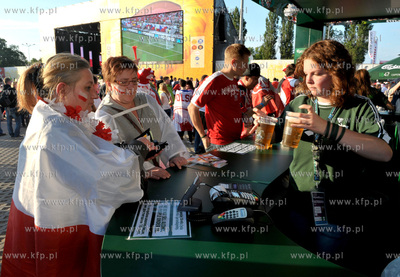 Gdansk. Mistrzostwa europy w pilce noznej. Kibice ogladaja...