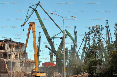 Wyburzanie stoczniowych budynkow przy ul. Jana z Kolna.
06.09.2012...