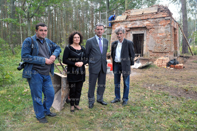 Renowacja grobowca Gralathow w Sulminie gmina Zukowo...