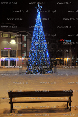 Plac Przyjaciol Sopotu w Sopocie w zimowo nocnej scenerii....
