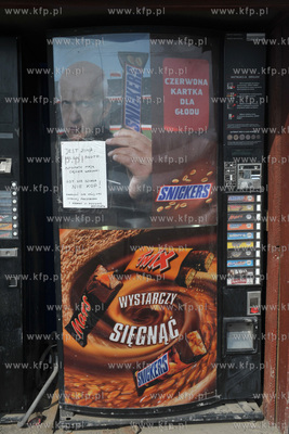 Automat do sprzedazy slodyczy na terenie budowy tunelu...