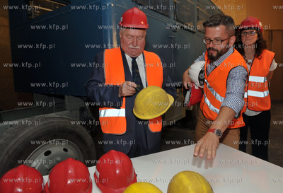 Prezydent Lech Walesa zwiedzal budowe Europejskiego...