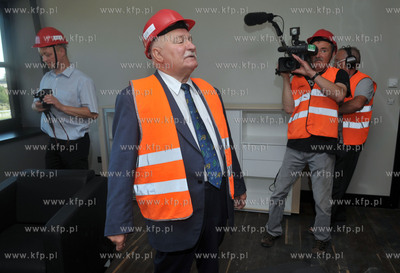 Prezydent Lech Walesa zwiedzal budowe Europejskiego...
