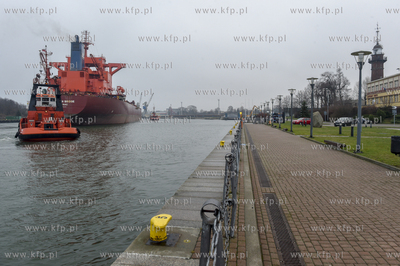 Statek Yeoman Brigde wchodzi do Portu Gdańsk. 08.01.2019...
