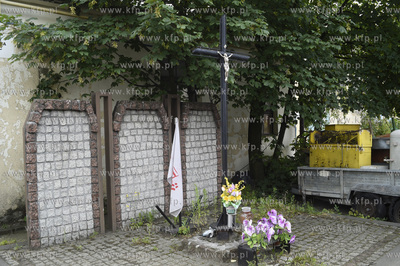 Stocznia Nauta w Gdyni na ul. Waszyngtona. Krzyż na...