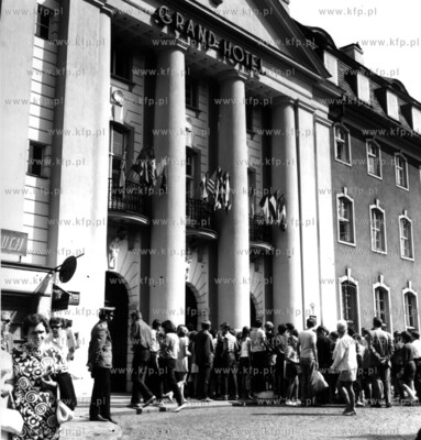 Sopocki Grand Hotel oblegany przez lowcow autografow...