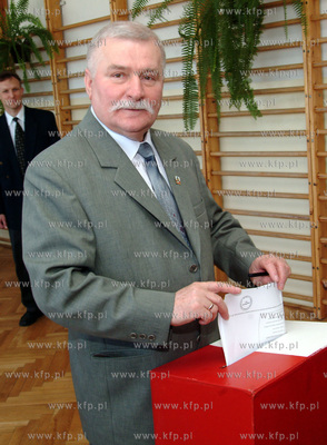 Lech Walesa glosuje w wyborach do Europarlamentu. Swoj...