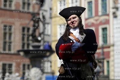 Gdansk, Konkurs na gdanskiego pirata. Przed miejska...