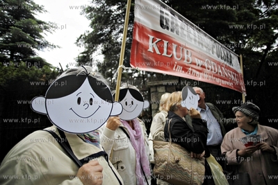 Gdansk. Ul. Polanki. Pikieta czlonkow Klubu Gazety...
