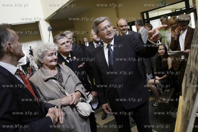 Gdynia. Prezydent RP Bronislaw Komorowski z mama odwiedzil...