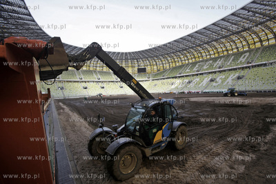 Wymiana murawy na stadionie pilkarskim PGE Arena w...