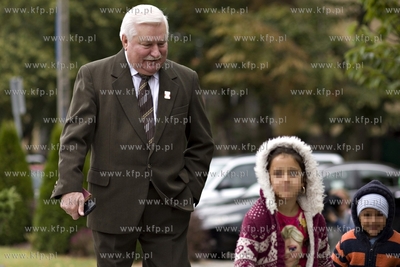 Gdańsk Oliwa. Lech Wałęsa idąc na niedzielną mszę...