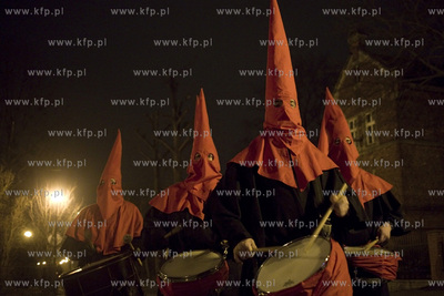 Gdańsk. Misterium Nocne. Uczestnicy misterium przy...