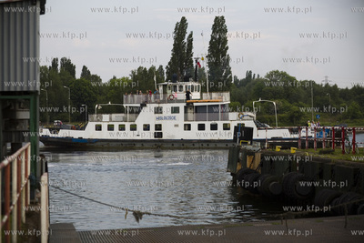 Jedne z ostatnich przepraw przez Martwą Wisłe promem...