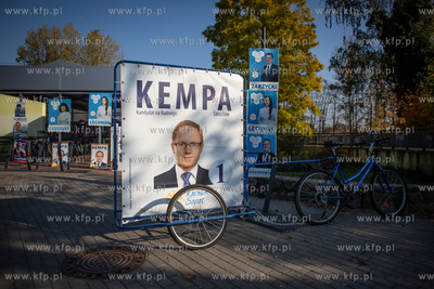 Samorządowa kampania wyborcza. Plakaty wyborcze w...