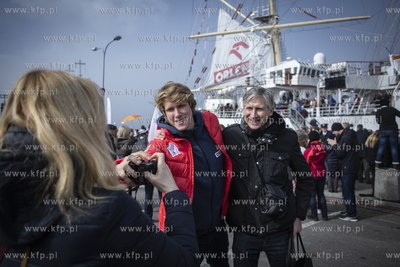 Powrót do portu w Gdyni żaglowca Dar Młodzieży...
