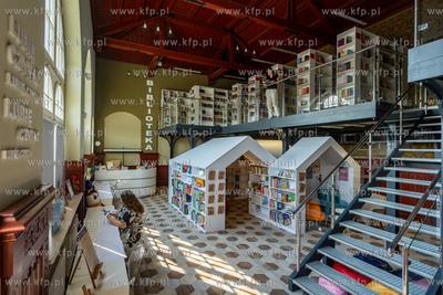 Biblioteka miejsko-powiatowa znajdująca się na dworcu...