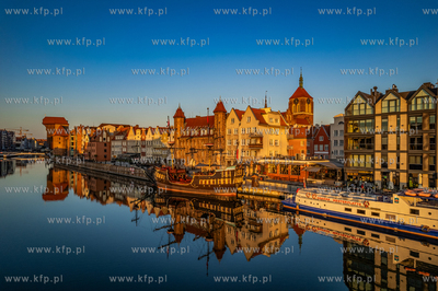 Gdańsk. Długie Pobrzeże, Żuraw, kościół św....