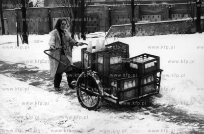Codziennie rano mleczarka rozwozila swieze mleko. 02.1978...