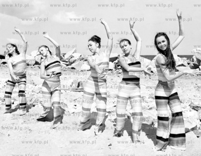 Pokaz mody na tle budowy Portu Polnocnego w Gdansku....