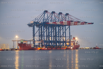 Statek Zhen Hua 36 z czterema potężnymi suwnicami...