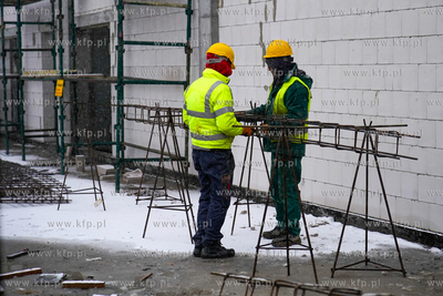 Piecki - Migowo. Zawieszenie wiechy na budowanej szkole...
