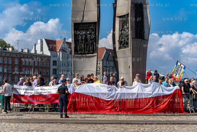 Gdańsk. Plac Solidarności. Symboliczne otwarcie bramy...