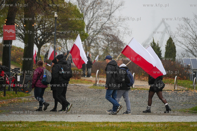 Góra Gradowa. Flagi dla mieszkańców i turystów...