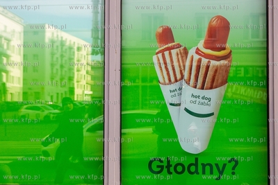 Gdynia, ul. Świętojańska.  Szyld sieci sklepów...