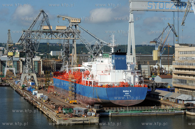 Port w Gdyni. Widok z promu Stena Baltica. n/z Stocznia...
