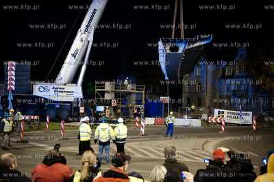 Gdansk - Wrzeszcz. Montaz kolejnych elementow estakady...