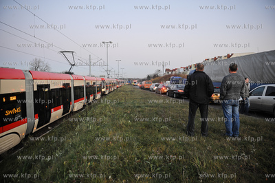 Kierowca samochodu ciezarowego po awarii jednego z...