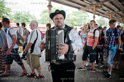 Sopot. Dworzec PKP. Pociag Transcassubia przywozl grupy...
