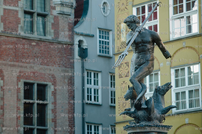 Gdansk. Zdemontowana czesc lewej reki fontanny Neptuna....
