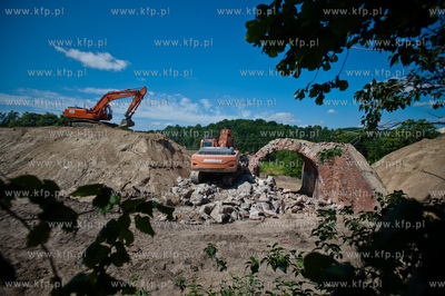 Gdansk. Wyburzanie wiaduktu przy ul. Ogrodowej, ktory...