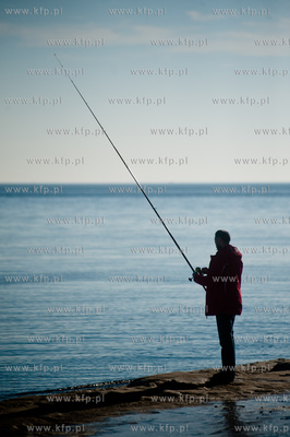 Sloneczny, zimowy dzien na plazy w Gdyni.
08.02.2014
fot....