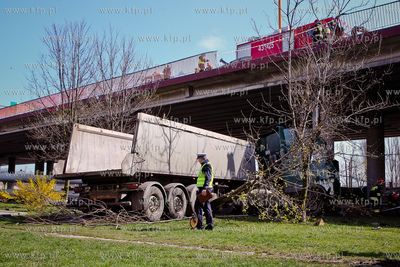 Gdynia. Wypadek auta ciezarowego z naczepa, ktore jadaca...