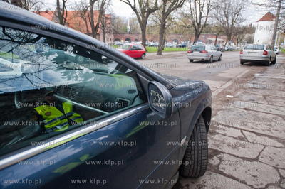 Gdansk. Ul. Pod Zrebem. Patrol Strazy Miejskiej wystawia...