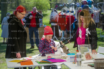 Gdynia. Skwer Arki Gdynia. Majowka przy Bulwarze, podczas...