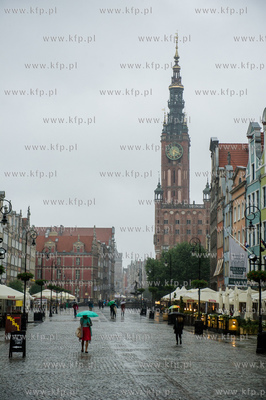 Gdańsk. Długi Targ. Intensywne opady deszczu i silne...