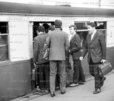 Tlok podczas wsiadania i wysiadania do kolejki elektrycznej...