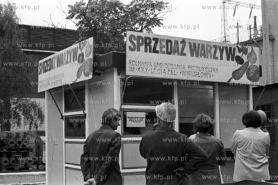 Kiosk z warzywami i owocami z Rolniczej Spółdzielni...