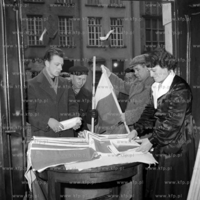 Rozdawanie flag państowych na ulicy Długiej w Gdańsku....