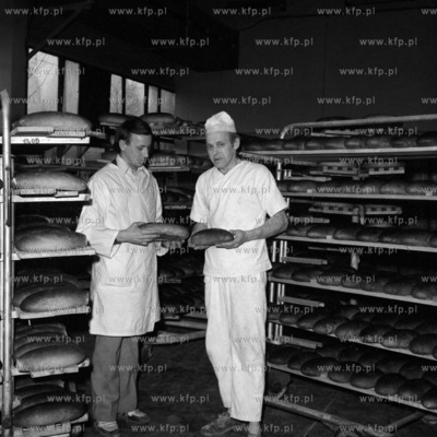 Wypiek chleba w piekarni nr 7 w Gdańsku Oliwie. 7.02.19771luty77_z.kosycarz_p9Fot....