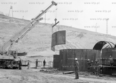 Montaż rurociągów przez pracowników Hydrobudowy...