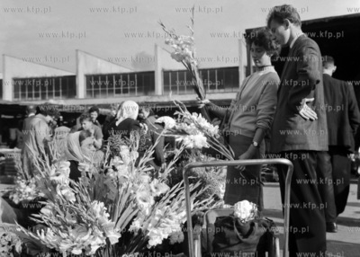 Sprzedaż kwiatów przed Halą Targową w Gdyni. (...