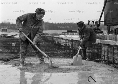 Wylewanie betonu na nabrzeżu do przeładunku węgla...