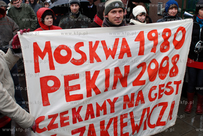 Przed konsulatem Ludowej Republiki Chinskiej w Gdansku...