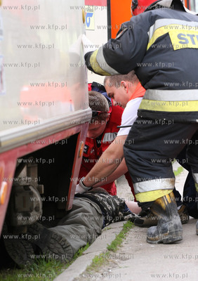 Gdansk, ul. Kartuska. Mezczyzna wpadl pod tramwaj....