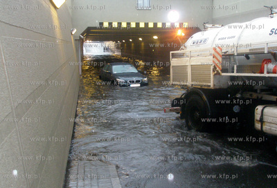 Zalany po ulewnych deszczach tunel w Sopocie w ciagu...